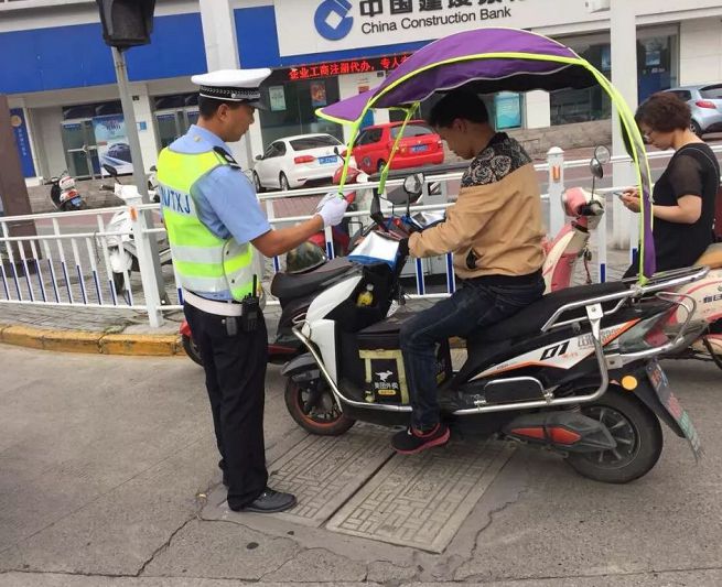 有人呼吁严厉整治电动车安装雨棚评论区“吵翻天”有必要吗？bandao下载(图8)