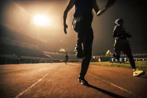 晨跑bandao下载好还是夜跑好？最佳的跑步时间颠覆了人们认知在这个时间内(图3)