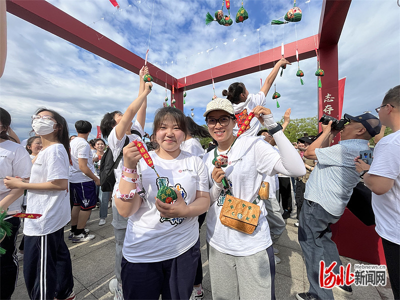 bandao下载青春赛道 奋力奔跑！京津唐高三毕业季铭记师恩卡通人力车专题活动在河北唐山举办(图2)