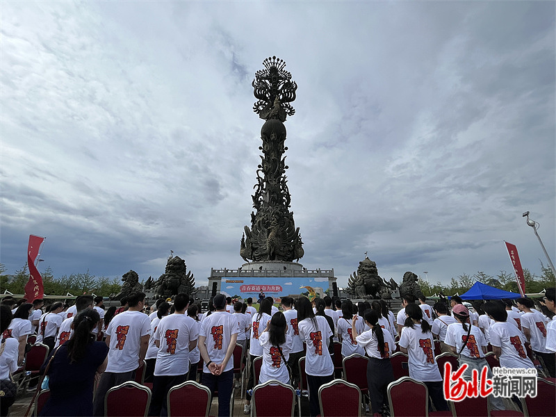 bandao下载青春赛道 奋力奔跑！京津唐高三毕业季铭记师恩卡通人力车专题活动在河北唐山举办(图3)