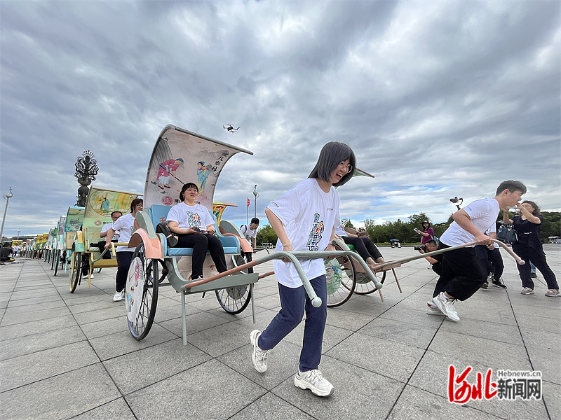 bandao下载青春赛道 奋力奔跑！京津唐高三毕业季铭记师恩卡通人力车专题活动在河北唐山举办(图1)